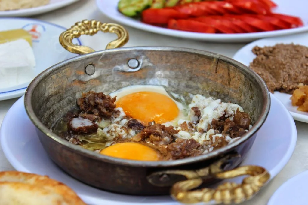 Kavurmalı Sahanda Yumurta